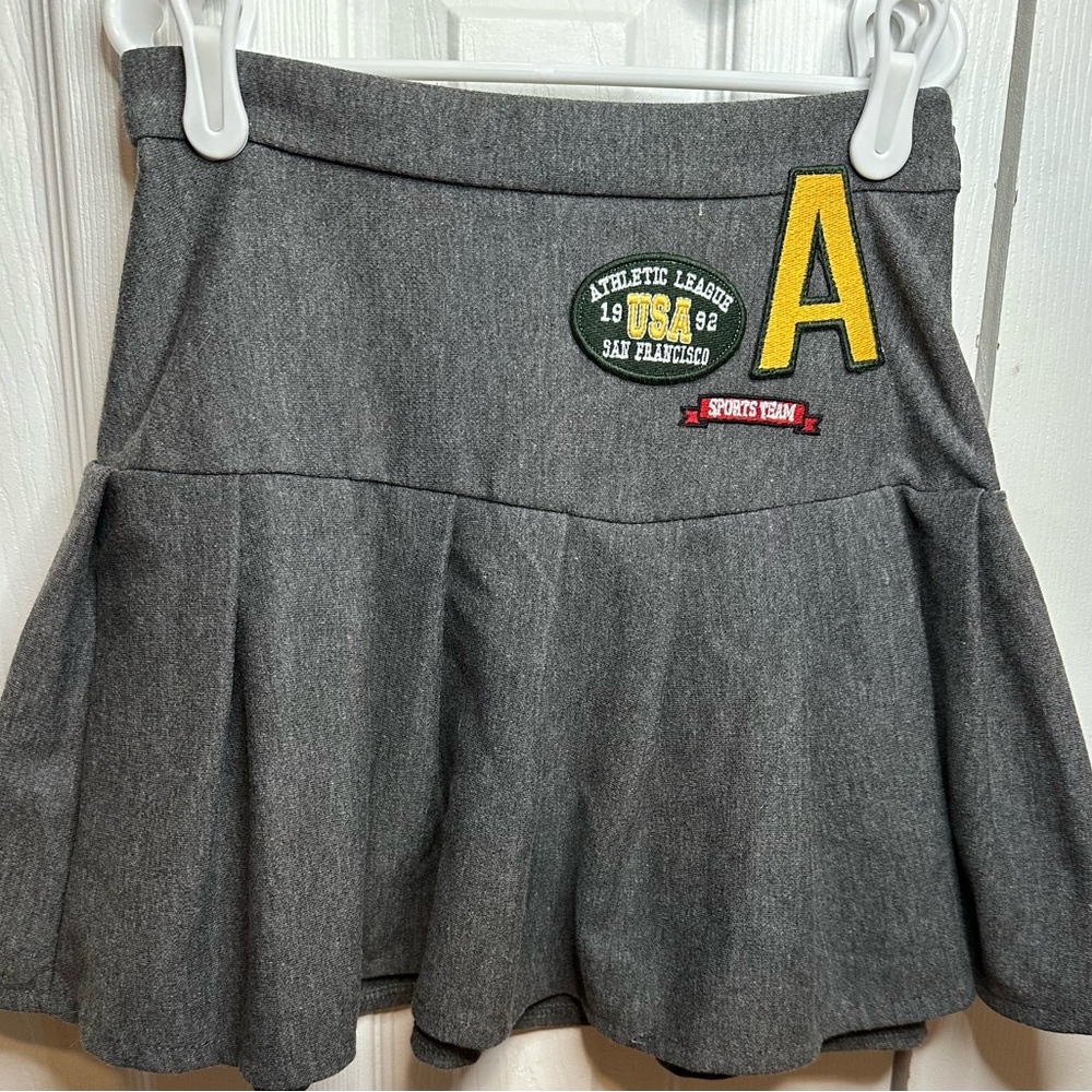 Zara girls size 10 gray skirt with patches